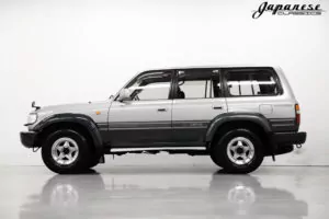 トヨタToyota LandCruiser LC80 1994 1/64 2点 MASDI 1/64 Scale Toyota Land Cruiser LC80 1994 Green Diecast