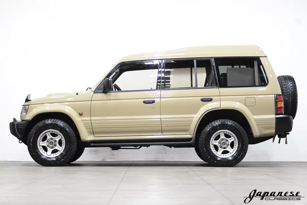 1995 Mitsubishi Pajero JDM car for sale — photo 4 of 25